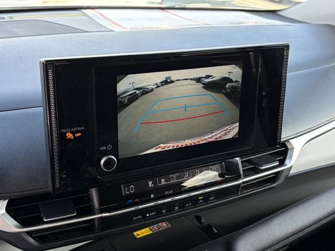 Certified 2025 Toyota Sienna LE FWD image 24