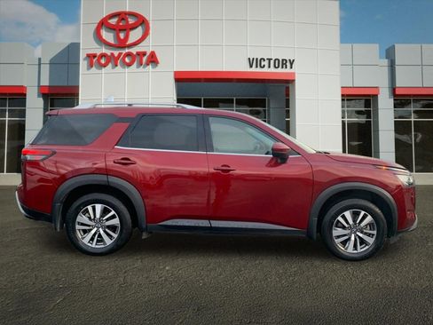 Used 2022 Nissan Pathfinder SL image 2