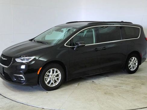 Used 2022 Chrysler Pacifica Touring-L image 3