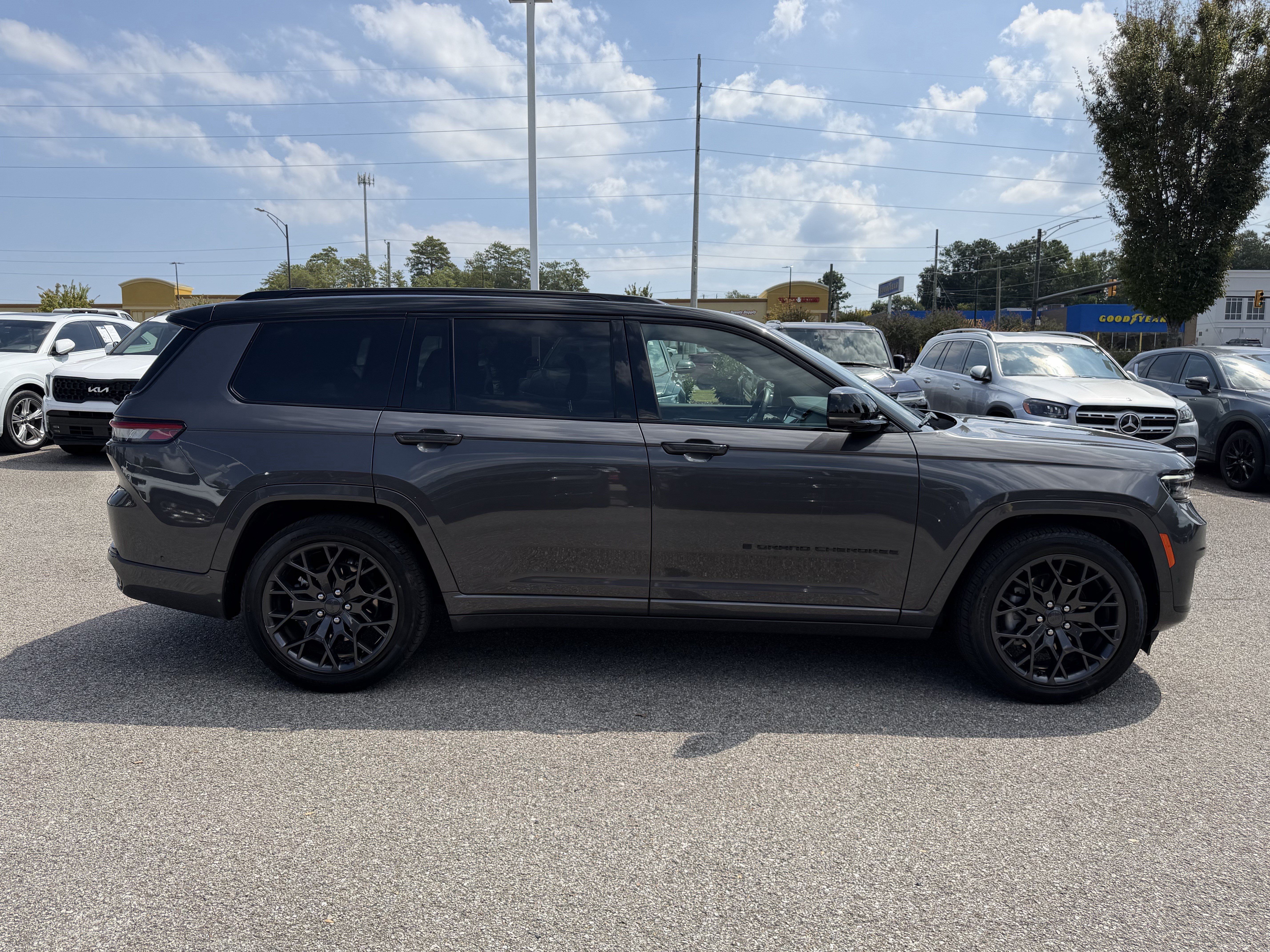 Used 2025 Jeep Grand Cherokee L Summit w/ Obsidian Package AWD/4WD image 11