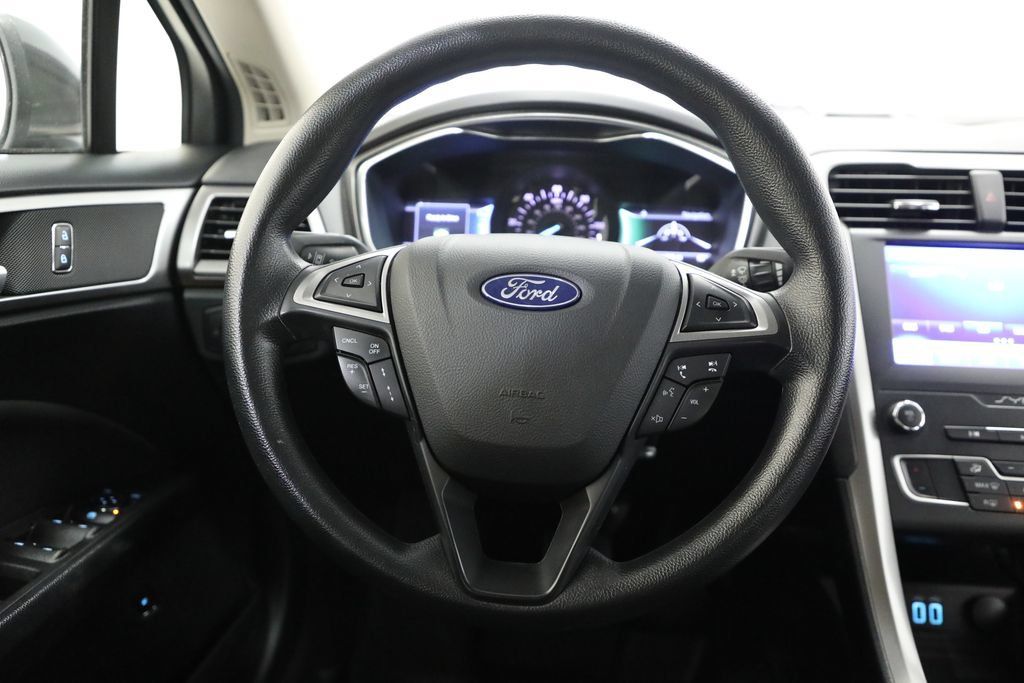 Used 2020 Ford Fusion SE FWD image 3