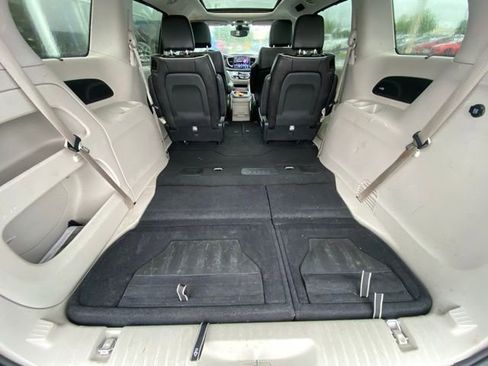 Used 2023 Chrysler Pacifica Limited image 28