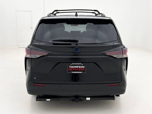 Used 2025 Toyota Sienna XLE Woodland Edition image 8