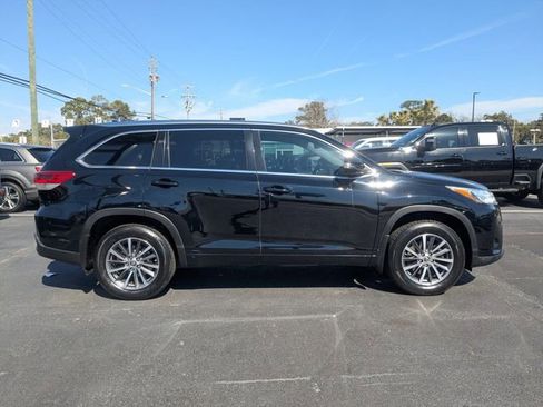Used 2017 Toyota Highlander XLE image 3