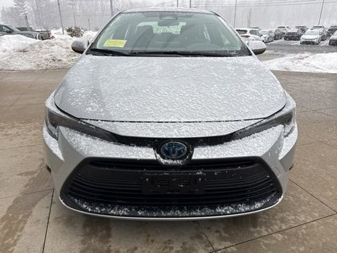 Used 2025 Toyota Corolla LE w/ LE Premium Package image 2