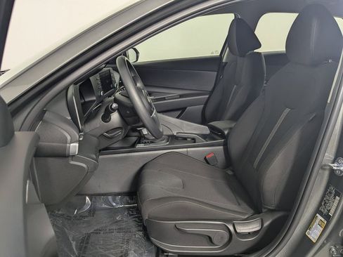 Certified 2025 Hyundai Elantra SE FWD image 14
