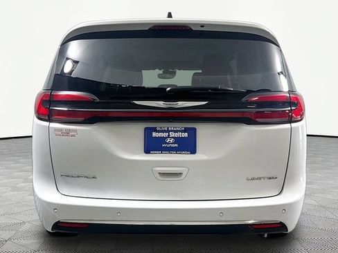 Used 2023 Chrysler Pacifica Limited FWD image 5