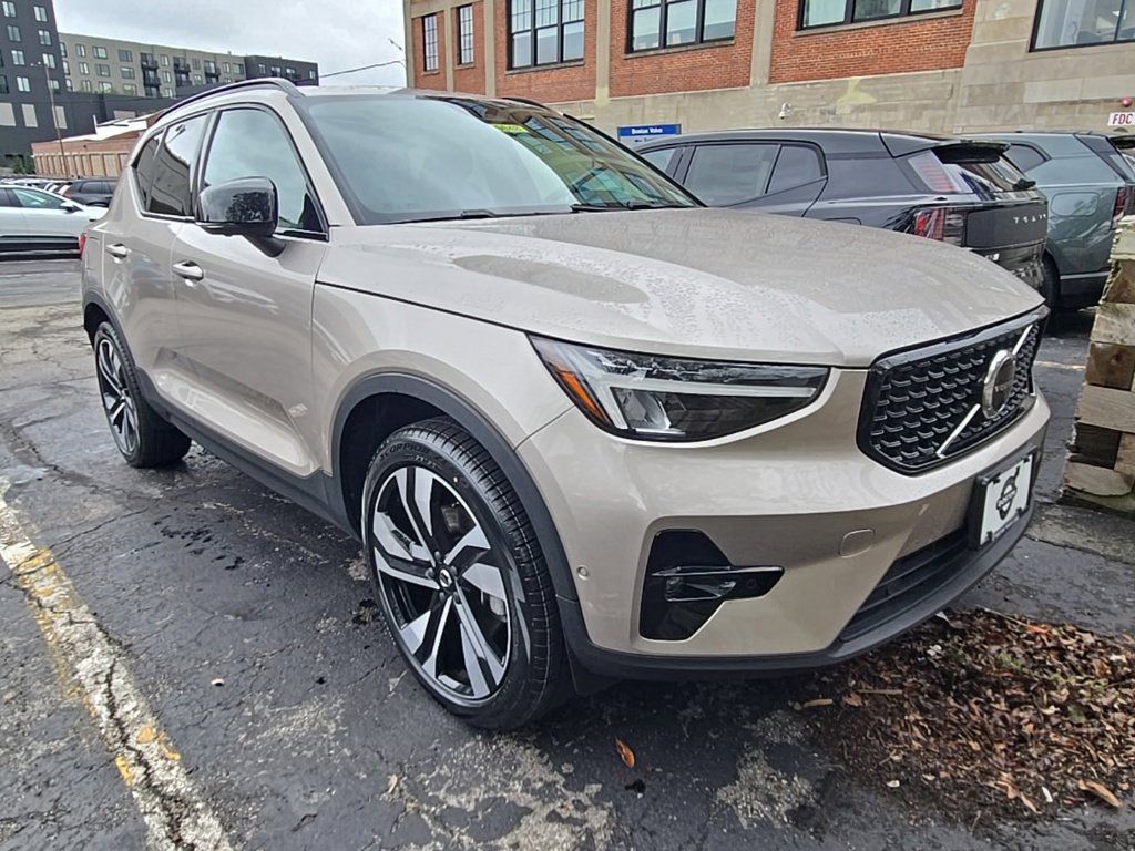 Certified 2024 Volvo XC40 B5 Plus w/ Climate Package AWD/4WD image 2