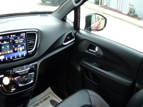 Certified 2025 Chrysler Pacifica Select FWD image 13