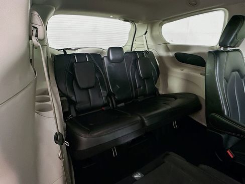Certified 2024 Chrysler Pacifica Touring-L image 37