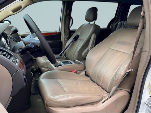 Used 2015 Chrysler Town & Country Touring image 25