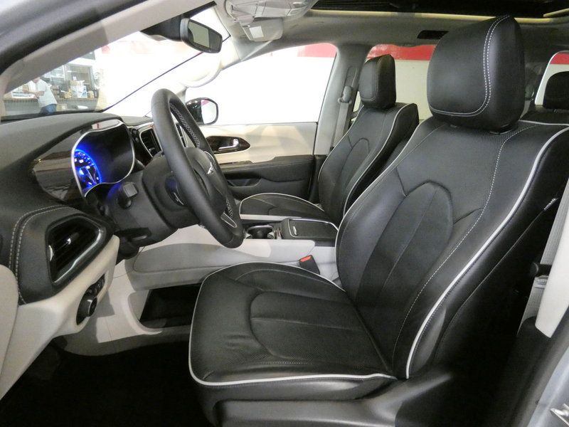 Used 2024 Chrysler Pacifica Limited w/ Trailer Tow Group AWD/4WD image 10