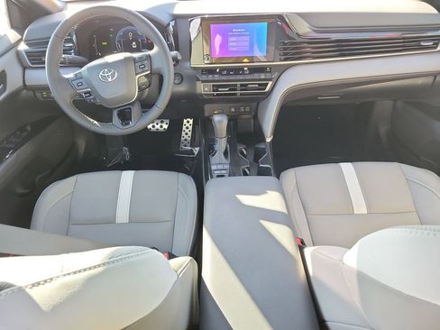 Used 2025 Toyota Camry SE image 13