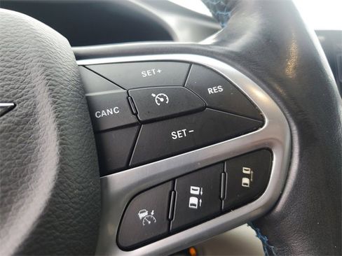 Used 2021 Chrysler Pacifica Touring w/ Uconnect Theater Family Group image 24