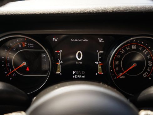 Used 2020 Jeep Gladiator Sport w/ Technology Group AWD/4WD image 17