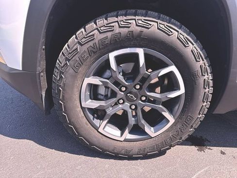 Used 2025 Chevrolet Equinox ACTIV w/ Safety and Technology Package AWD/4WD image 32