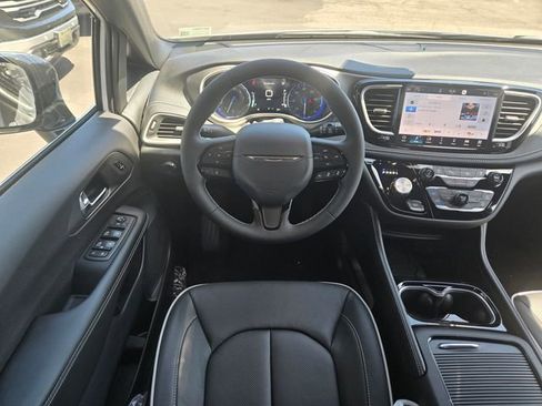 New 2027 Chrysler Pacifica Limited FWD image 6