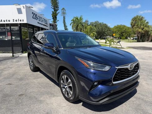 Used 2021 Toyota Highlander XLE FWD image 3