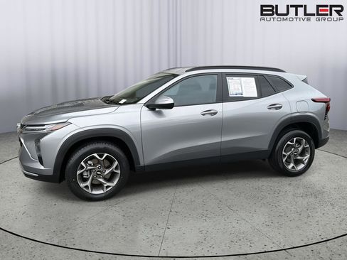 Used 2025 Chevrolet Trax LT FWD image 3