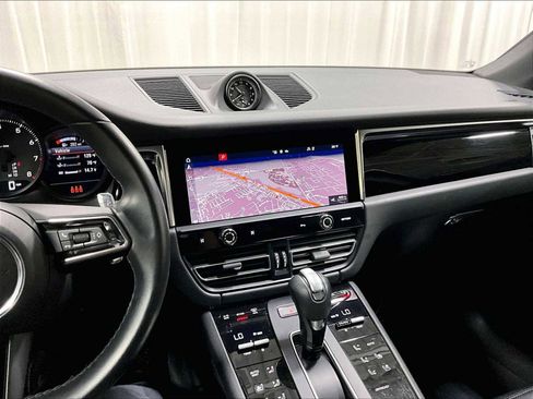 Used 2024 Porsche Macan image 19