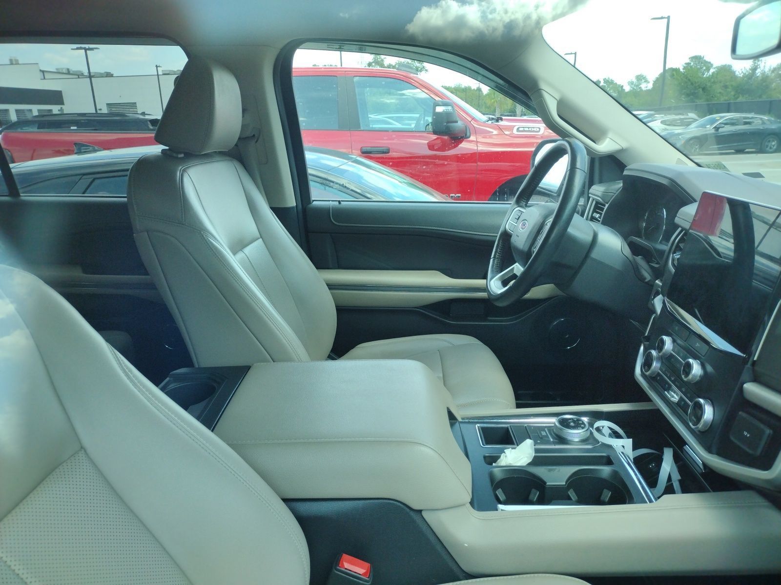 Used 2024 Ford Expedition XLT RWD image 4