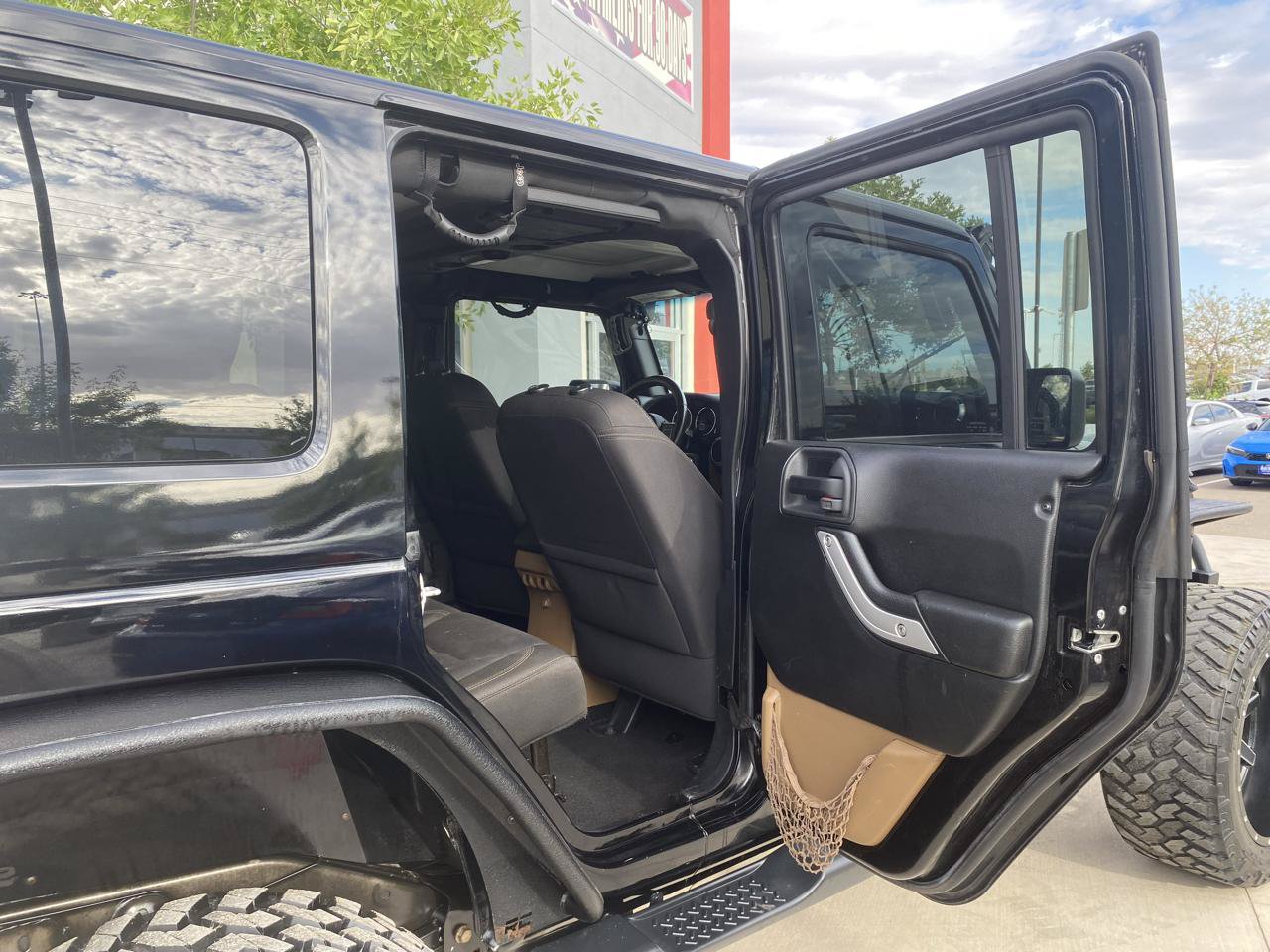 Used 2017 Jeep Wrangler Unlimited Sahara w/ Connectivity Group AWD/4WD image 14