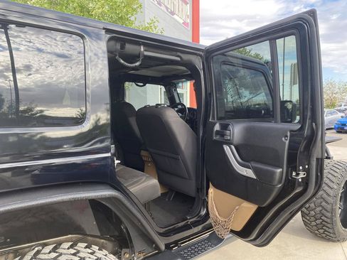 Used 2017 Jeep Wrangler Unlimited Sahara w/ Connectivity Group AWD/4WD image 14