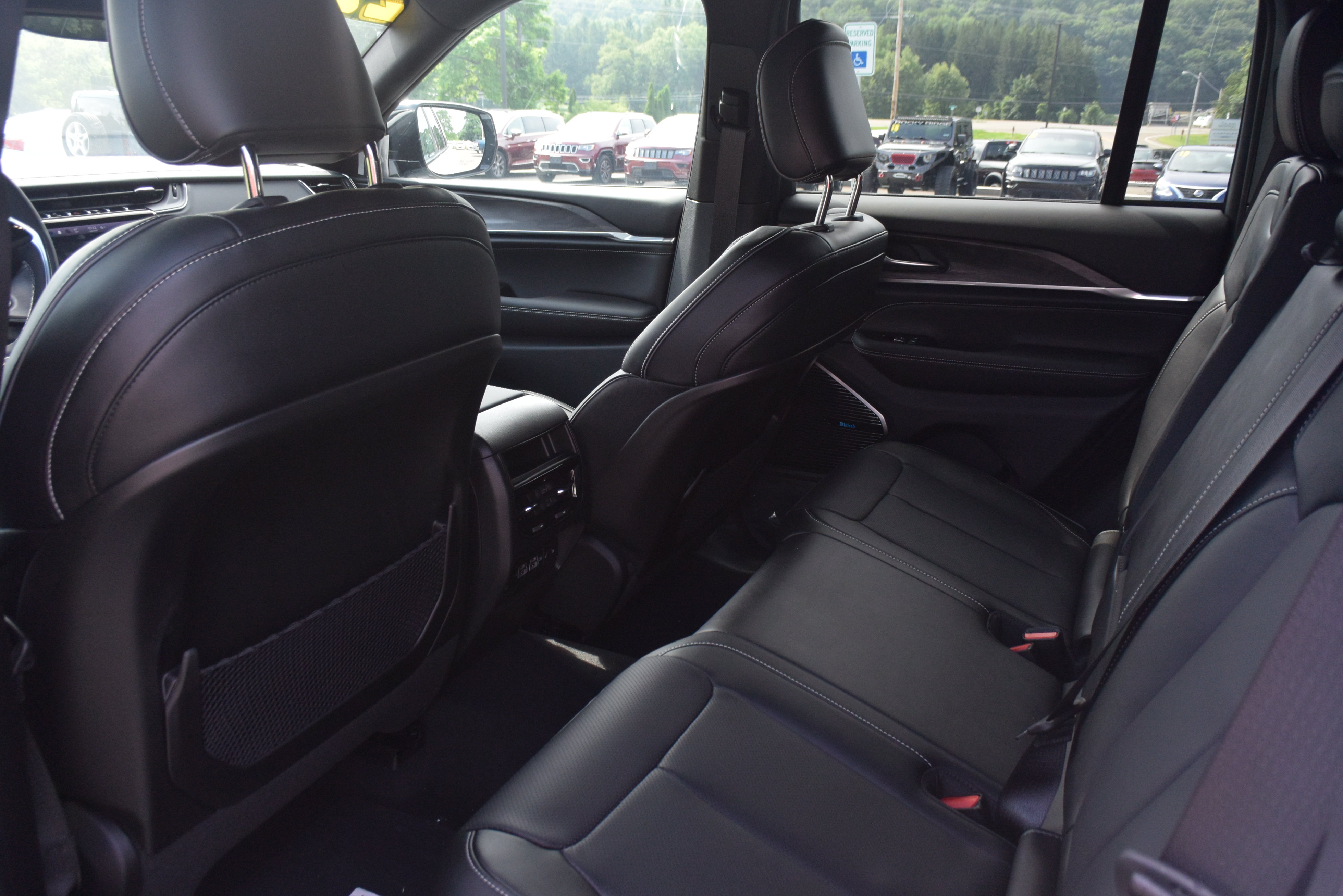 Used 2022 Jeep Grand Cherokee Overland AWD/4WD image 15
