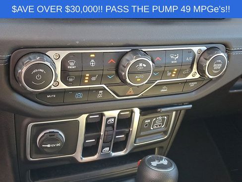 Used 2025 Jeep Wrangler Unlimited Sahara AWD/4WD image 18