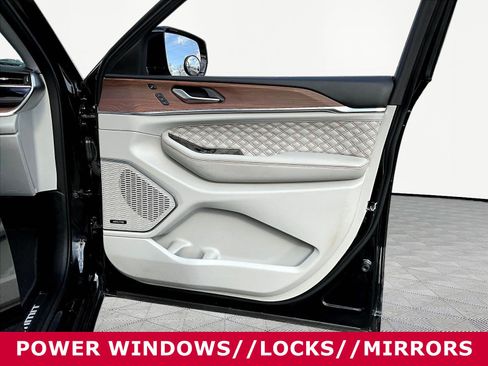 Used 2022 Jeep Grand Cherokee Summit w/ Luxury Tech Group V AWD/4WD image 28