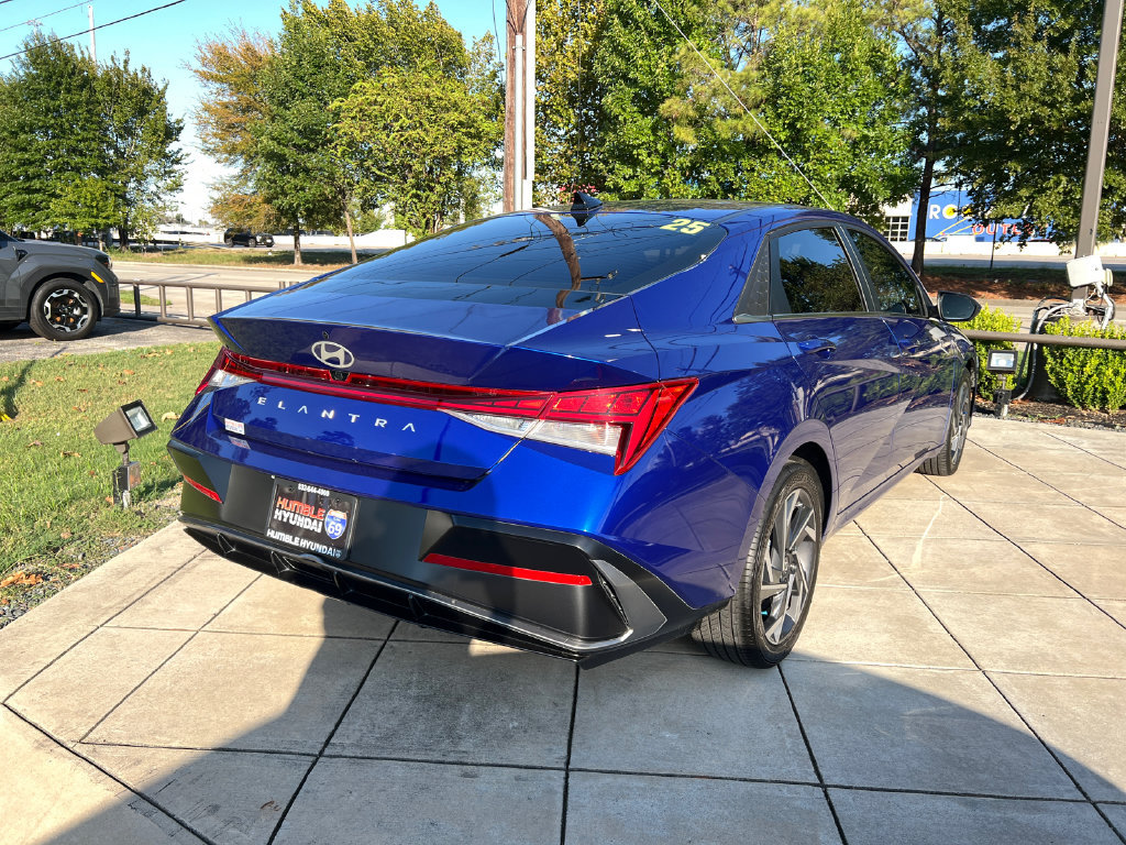 Certified 2025 Hyundai Elantra SEL FWD image 11