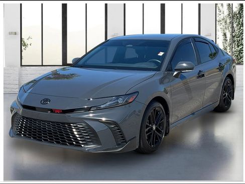 Used 2025 Toyota Camry SE FWD image 1