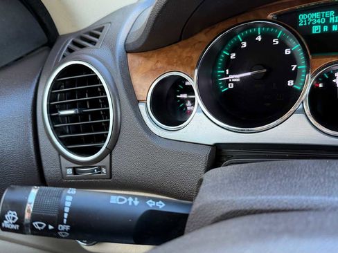 Used 2011 Buick Enclave CXL image 18