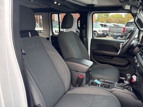 Used 2024 Jeep Wrangler Sahara image 27