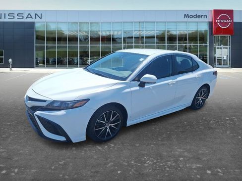 Used 2023 Toyota Camry SE FWD image 1