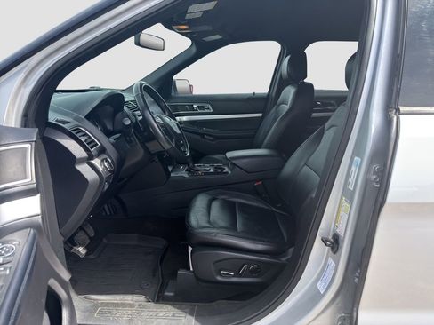 Used 2017 Ford Explorer XLT w/ Equipment Group 202A FWD image 9