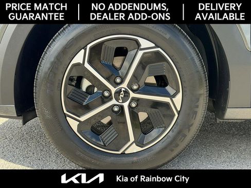 Used 2025 Kia Niro LX image 8
