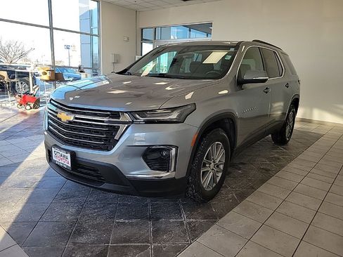 Used 2023 Chevrolet Traverse LT image 2