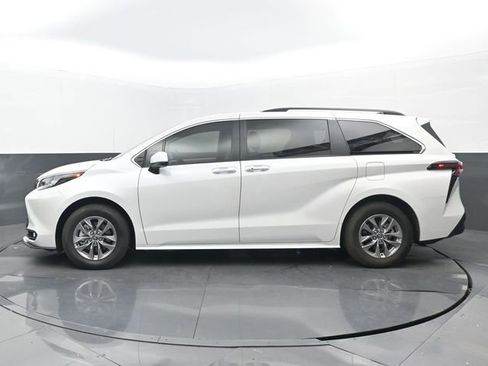 Used 2026 Toyota Sienna XLE FWD image 22