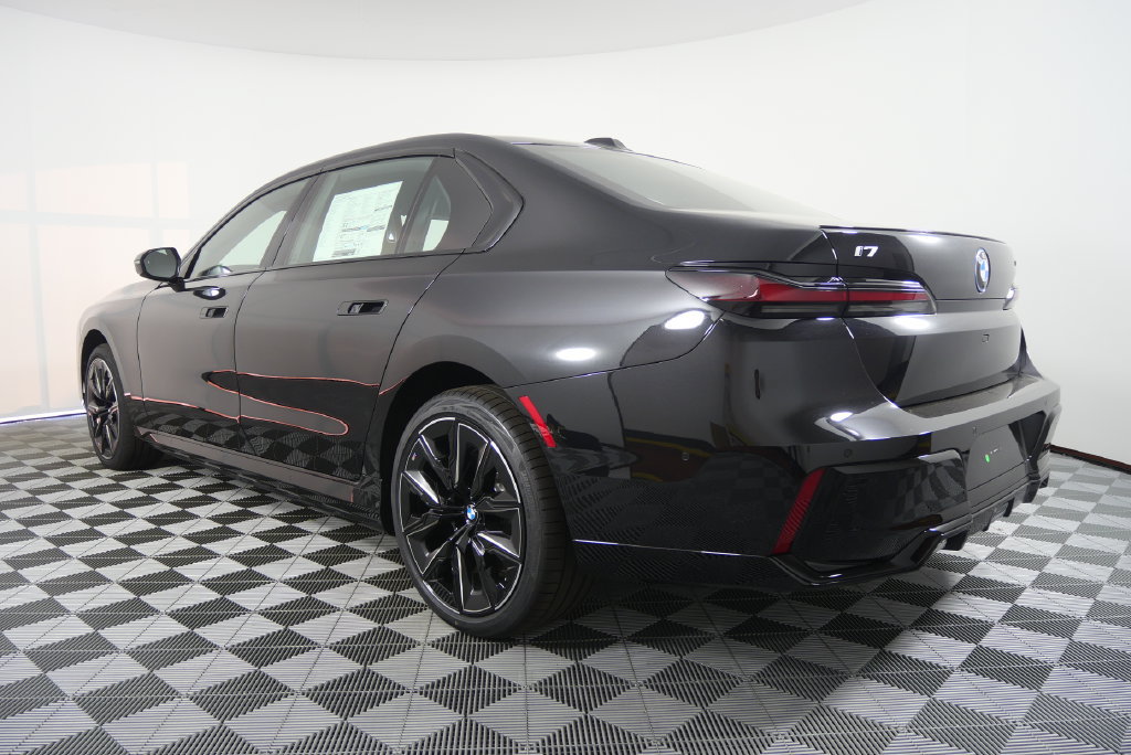 Certified 2026 BMW i7 xDrive60 w/ Executive Package AWD/4WD image 3