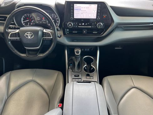 Used 2022 Toyota Highlander XLE AWD/4WD image 10