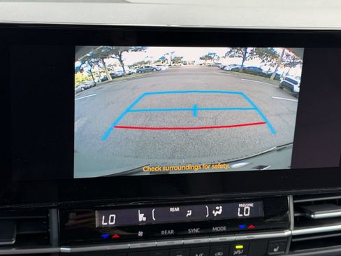 Used 2025 Toyota Sienna XLE FWD image 21