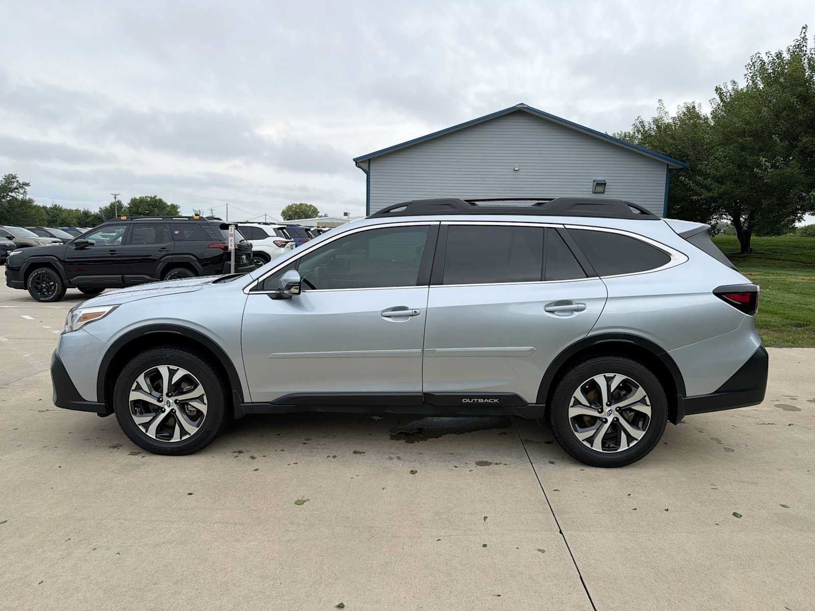 Certified 2021 Subaru Outback Limited AWD/4WD image 3