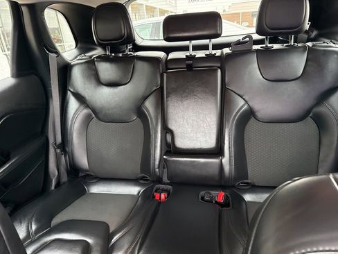 Used 2021 Jeep Cherokee Altitude image 24