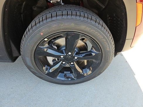 New 2026 Jeep Grand Cherokee L Limited w/ Limited Altitude Package AWD/4WD image 10