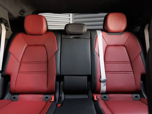 Certified 2026 Porsche Cayenne GTS AWD/4WD image 29