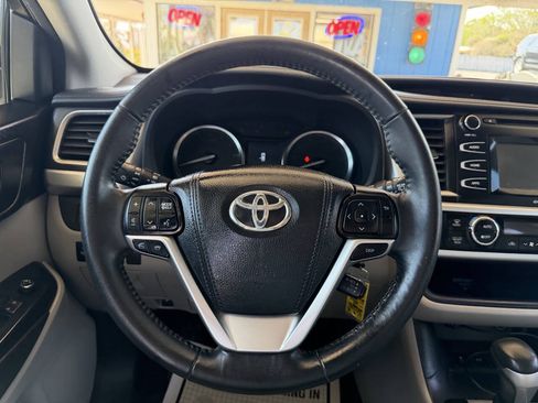 Used 2015 Toyota Highlander Plus FWD image 18