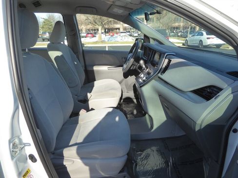 Used 2016 Toyota Sienna L image 23