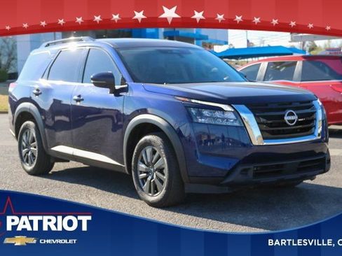 Used 2025 Nissan Pathfinder SV image 1