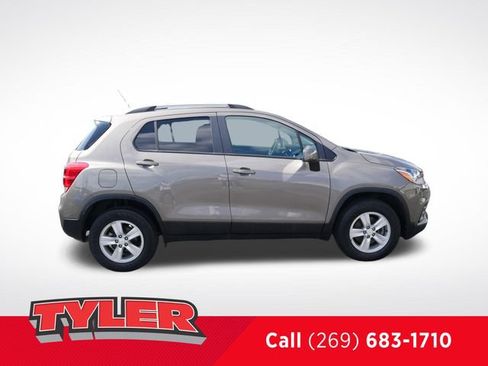 Used 2022 Chevrolet Trax LT w/ LT Convenience Package AWD/4WD image 9